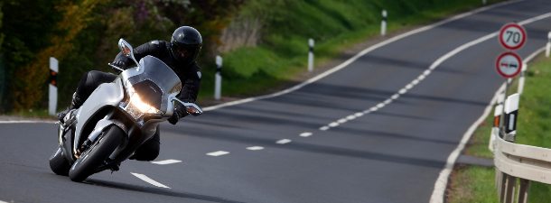 Φωτογραφία VFR1200F DCT σε επαρχιακό δρόμο του εξωτερικού